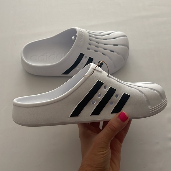 (NWT) Adidas Adilette Unisex Clogs in White & Black, (7 Women’s) (6 Men’s) - Picture 16 of 17